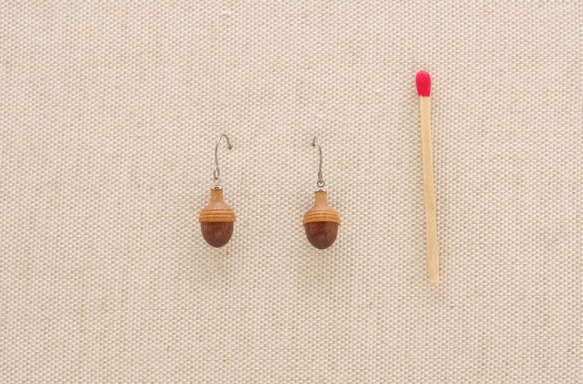 PEA-3 TINY Wooden Acorn Earring  [Walnut & Cherry wood] 第5張的照片