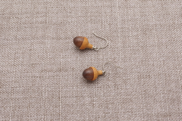 PEA-3 TINY Wooden Acorn Earring  [Walnut & Cherry wood] 第6張的照片