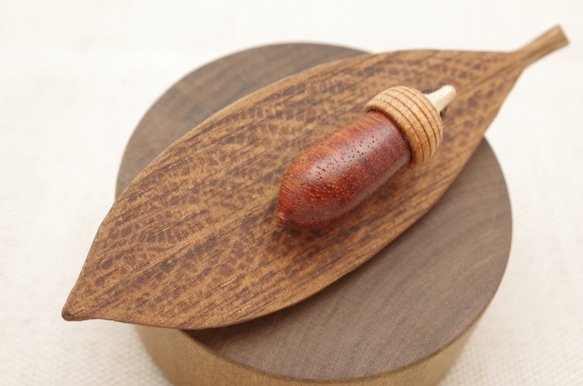 Wood Carving Leaf & Acorn Brooch [Padouk × Cherry / Walnut] 第3張的照片