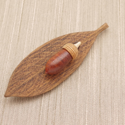 Wood Carving Leaf & Acorn Brooch [Padouk × Cherry / Walnut] 第4張的照片