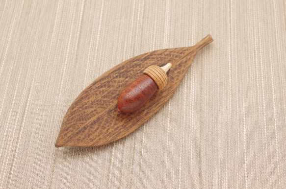 Wood Carving Leaf & Acorn Brooch [Padouk × Cherry / Walnut] 第4張的照片