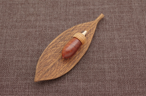 Wood Carving Leaf & Acorn Brooch [Padouk × Cherry / Walnut] 第5張的照片