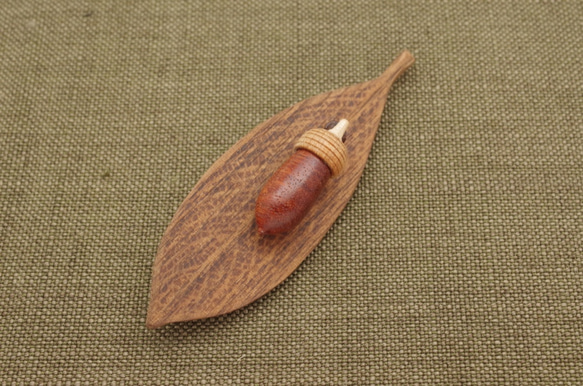 Wood Carving Leaf & Acorn Brooch [Padouk × Cherry / Walnut] 第6張的照片