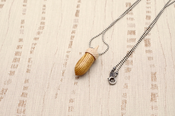 Wood Carving Acorn Pendant - KEYAKI & Maple (B-16) 第5張的照片