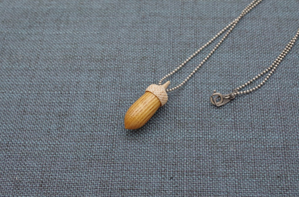 Wood Carving Acorn Pendant - KEYAKI & Maple (B-16) 第6張的照片