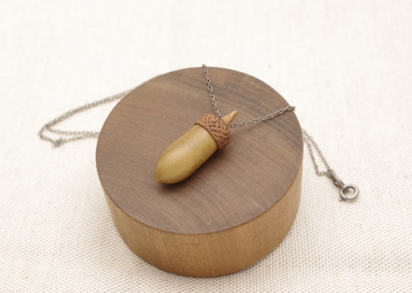 Wood Carving Acorn Pendant - Magnolia & Walnut (B-15) 第1張的照片