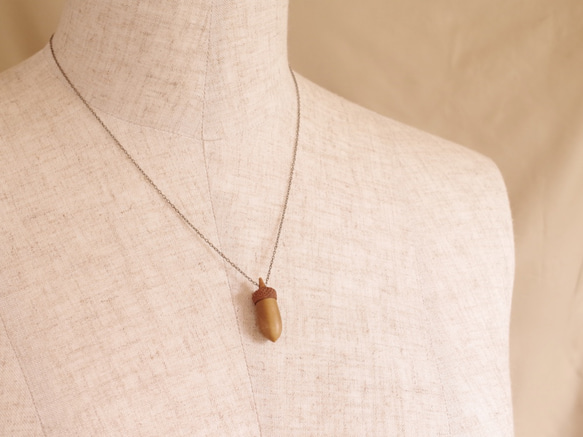 Wood Carving Acorn Pendant - Magnolia & Walnut (B-15) 第9張的照片