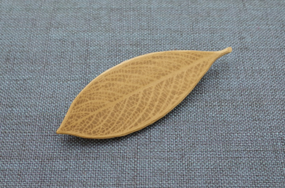 Wood Carving Leaf Brooch [Magnolia] (LBR-1) 第5張的照片