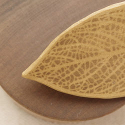 Wood Carving Leaf Brooch [Magnolia] (LBR-1) 第3張的照片