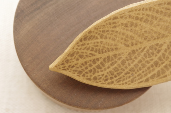 Wood Carving Leaf Brooch [Magnolia] (LBR-1) 第3張的照片