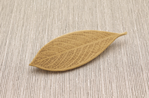 Wood Carving Leaf Brooch [Magnolia] (LBR-1) 第7張的照片