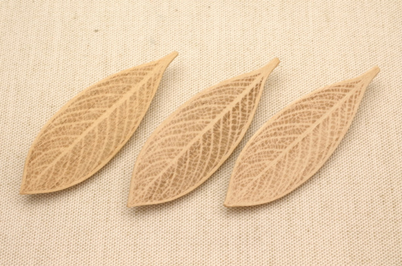 Wood Carving Leaf Brooch [Basswood] (LBR-4) 第2張的照片