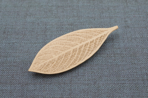 Wood Carving Leaf Brooch [Basswood] (LBR-4) 第5張的照片