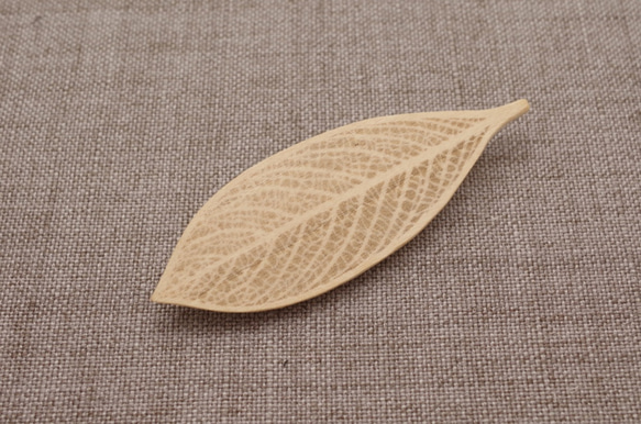 Wood Carving Leaf Brooch [Basswood] (LBR-4) 第6張的照片