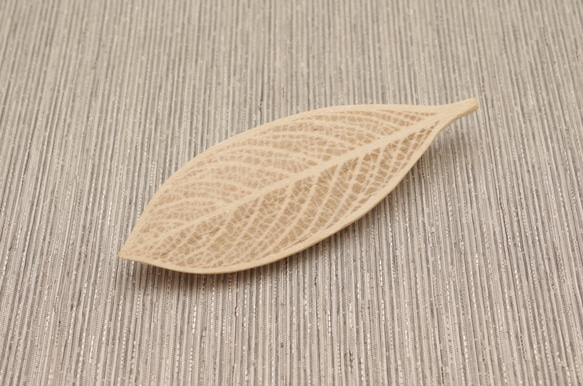 Wood Carving Leaf Brooch [Basswood] (LBR-4) 第7張的照片