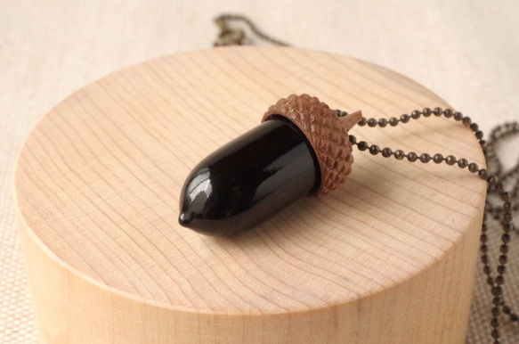 URUSHI finish Wood Carving Acorn Pendant 第1張的照片