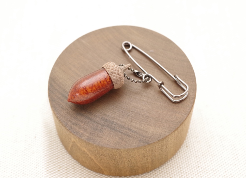 木彫どんぐりブローチ - カリン × ウォルナット