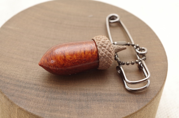 Wood Carving Acorn Brooch - Padouk & Walnut (B-7) 第3張的照片