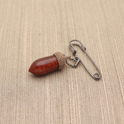 Wood Carving Acorn Brooch - Padouk & Walnut (B-7) 第6張的照片