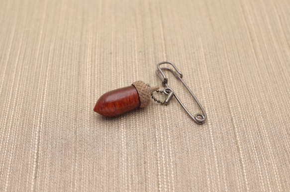 Wood Carving Acorn Brooch - Padouk & Walnut (B-7) 第6張的照片