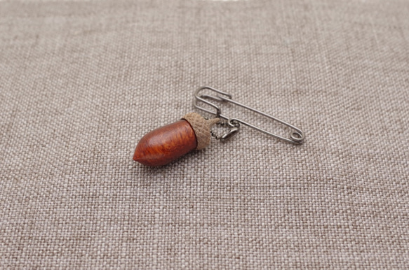 Wood Carving Acorn Brooch - Padouk & Walnut (B-7) 第8張的照片