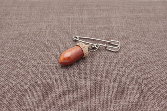 Wood Carving Acorn Brooch - Padouk & Walnut (B-7) 第10張的照片