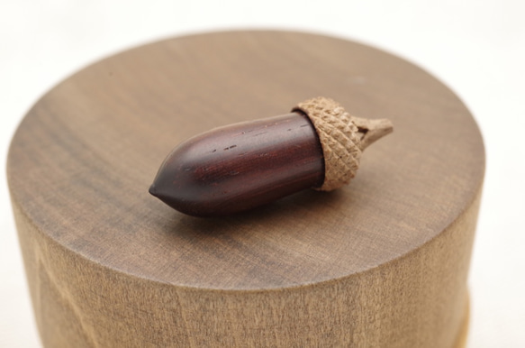 Wood Carving Acorn Pendant : Rosewood & Walnut 第2張的照片