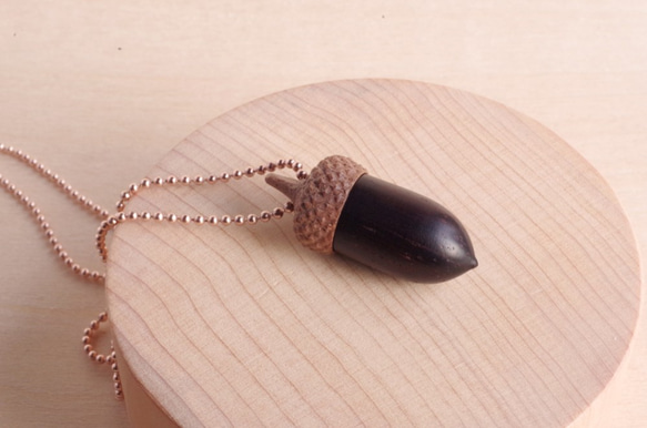 Wood Carving Acorn Pendant : Rosewood & Walnut 第1張的照片