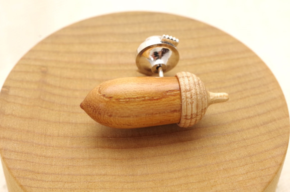 Wood Carving Acorn Lapel Pin KEYAKI & Maple : A-16_TP 第2張的照片
