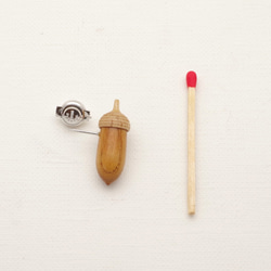 Wood Carving Acorn Lapel Pin KEYAKI & Maple : A-16_TP 第3張的照片