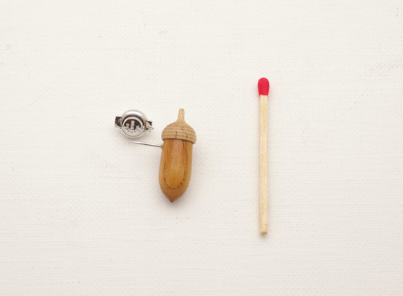 Wood Carving Acorn Lapel Pin KEYAKI & Maple : A-16_TP 第3張的照片