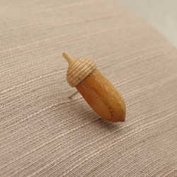 Wood Carving Acorn Lapel Pin KEYAKI & Maple : A-16_TP 第4張的照片