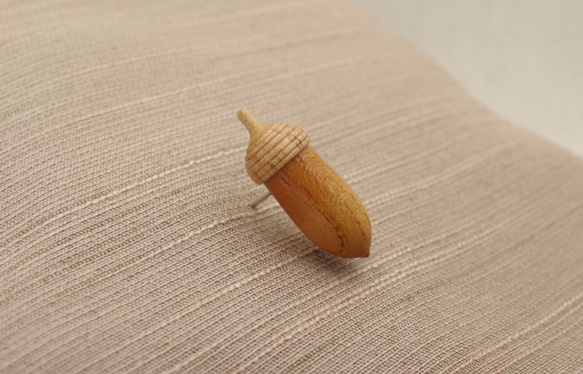 Wood Carving Acorn Lapel Pin KEYAKI & Maple : A-16_TP 第4張的照片