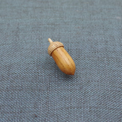 Wood Carving Acorn Lapel Pin KEYAKI & Maple : A-16_TP 第5張的照片