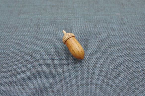 Wood Carving Acorn Lapel Pin KEYAKI & Maple : A-16_TP 第5張的照片