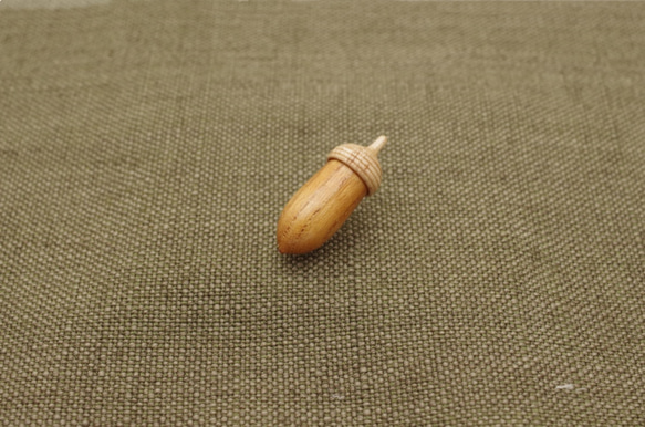 Wood Carving Acorn Lapel Pin KEYAKI & Maple : A-16_TP 第6張的照片