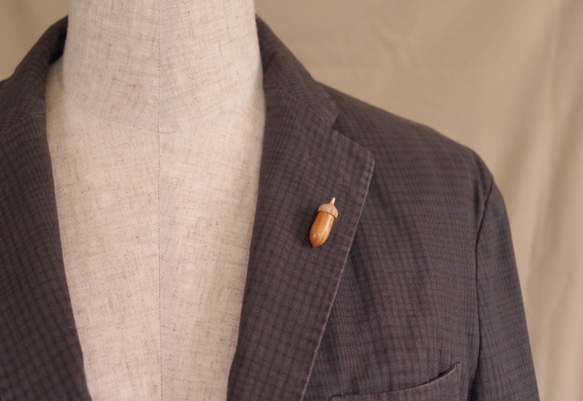 Wood Carving Acorn Lapel Pin KEYAKI & Maple : A-16_TP 第7張的照片