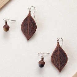 Wooden Leaf and Acorn Earrings : Walnut | Color variations 第2張的照片