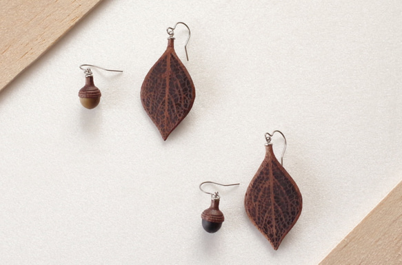 Wooden Leaf and Acorn Earrings : Walnut | Color variations 第2張的照片