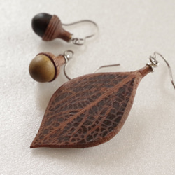 Wooden Leaf and Acorn Earrings : Walnut | Color variations 第1張的照片