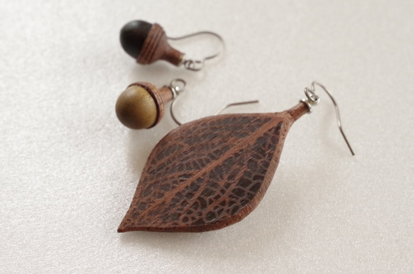 Wooden Leaf and Acorn Earrings : Walnut | Color variations 第1張的照片