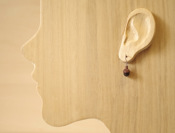 Wooden Leaf and Acorn Earrings : Walnut | Color variations 第4張的照片