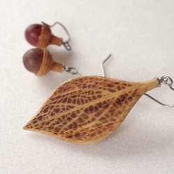 Wooden Leaf and Acorn Earrings : Oak | Color variations 第1張的照片