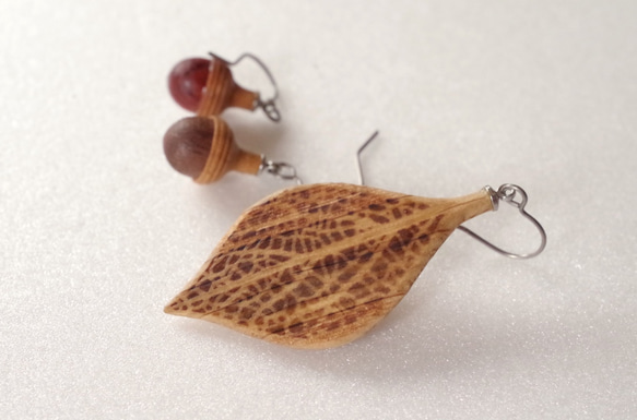 Wooden Leaf and Acorn Earrings : Oak | Color variations 第1張的照片