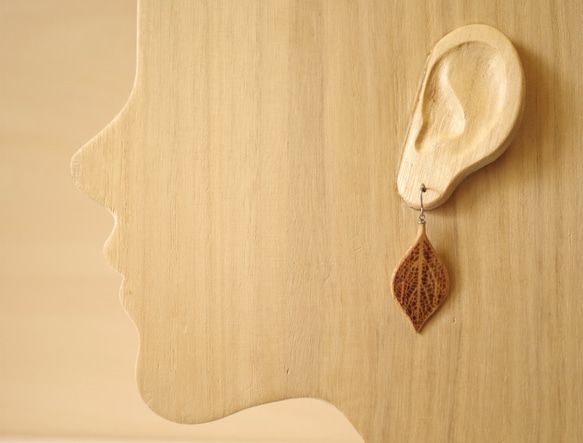 Wooden Leaf and Acorn Earrings : Oak | Color variations 第6張的照片