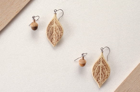 Wooden Leaf and Acorn Earrings : Dogwood | Color variations 第2張的照片