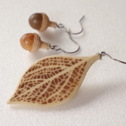 Wooden Leaf and Acorn Earrings : Dogwood | Color variations 第1張的照片