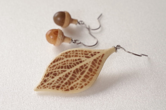 Wooden Leaf and Acorn Earrings : Dogwood | Color variations 第1張的照片