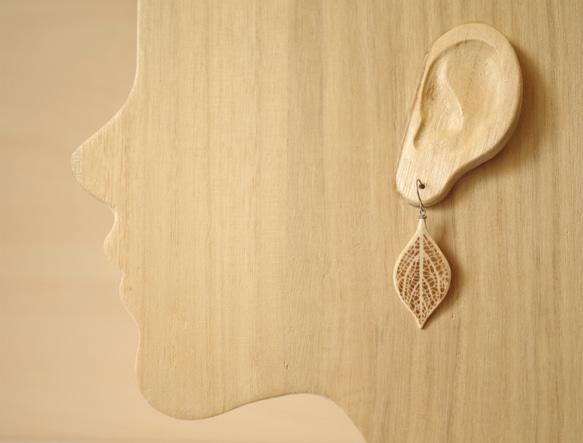 Wooden Leaf and Acorn Earrings : Dogwood | Color variations 第6張的照片