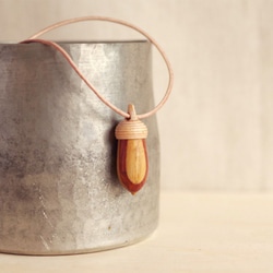 Wood Carving Acorn Pendant, Wooden Mosaic, Chestnut & Padouk 第1張的照片